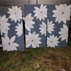 Kirkland's set of 3 floral. I'm willing to sell the set for 45$